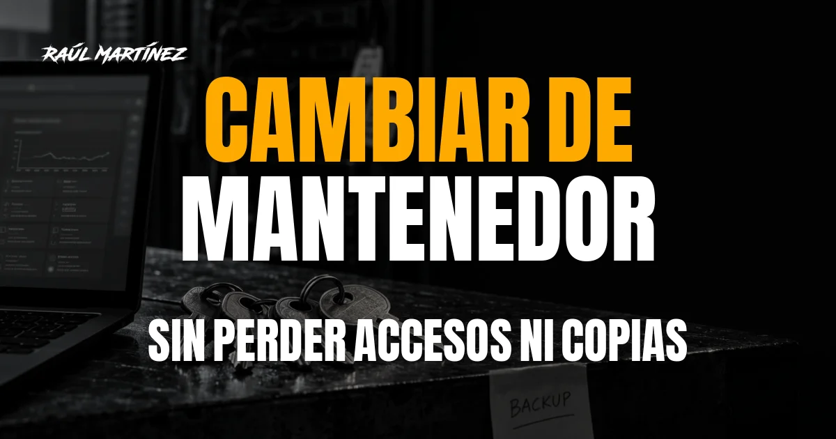 Llavero de latón sobre una mesa metálica junto a un portátil con un panel de estado y un post-it que dice BACKUP