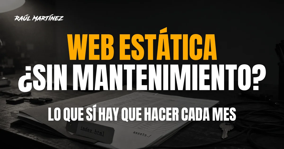 Carpeta de archivos HTML y una llave de latón sobre una mesa oscura junto a un portátil apagado